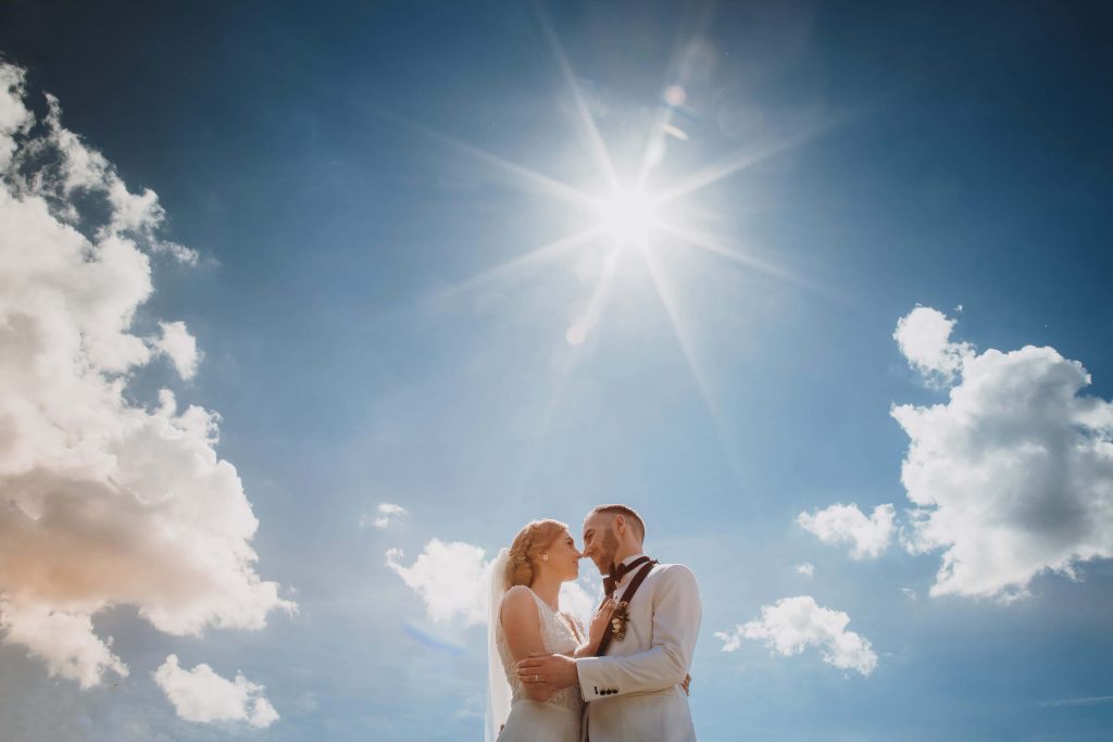 couple under sun wedding svadba svadobny par pod slnkom obednajsie slnko nevesta zenich umenie