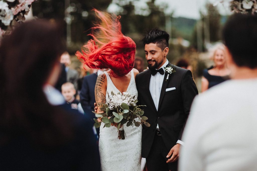 svadobny par kosice vlasy odfukol vietor vychod foto svadba nevesta funny wedding