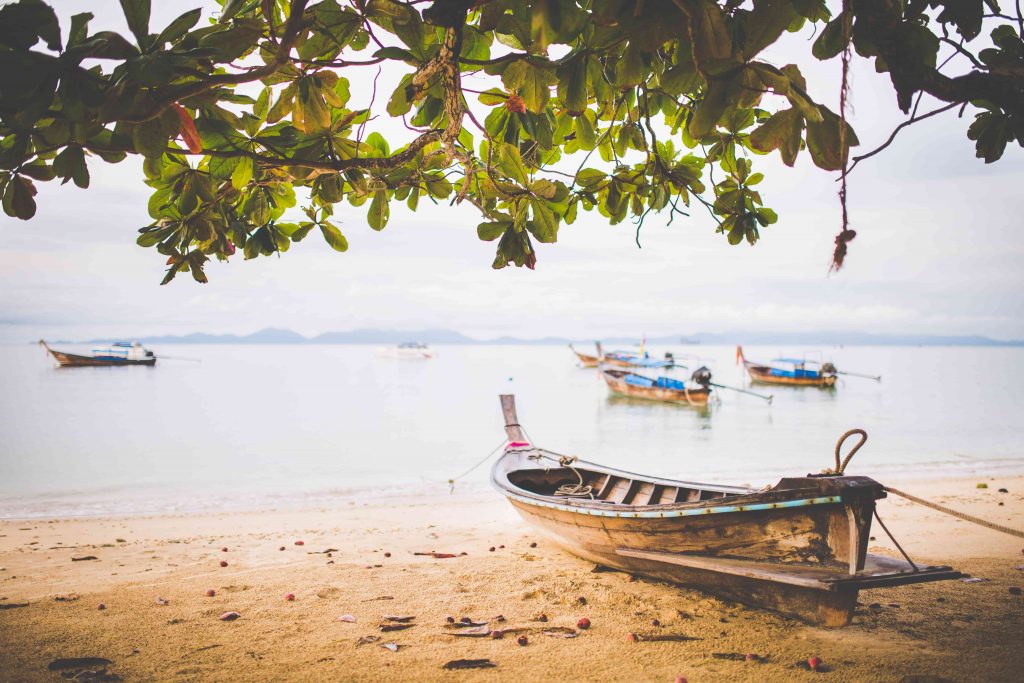 fotka lodky na thajskej plazi na krabi