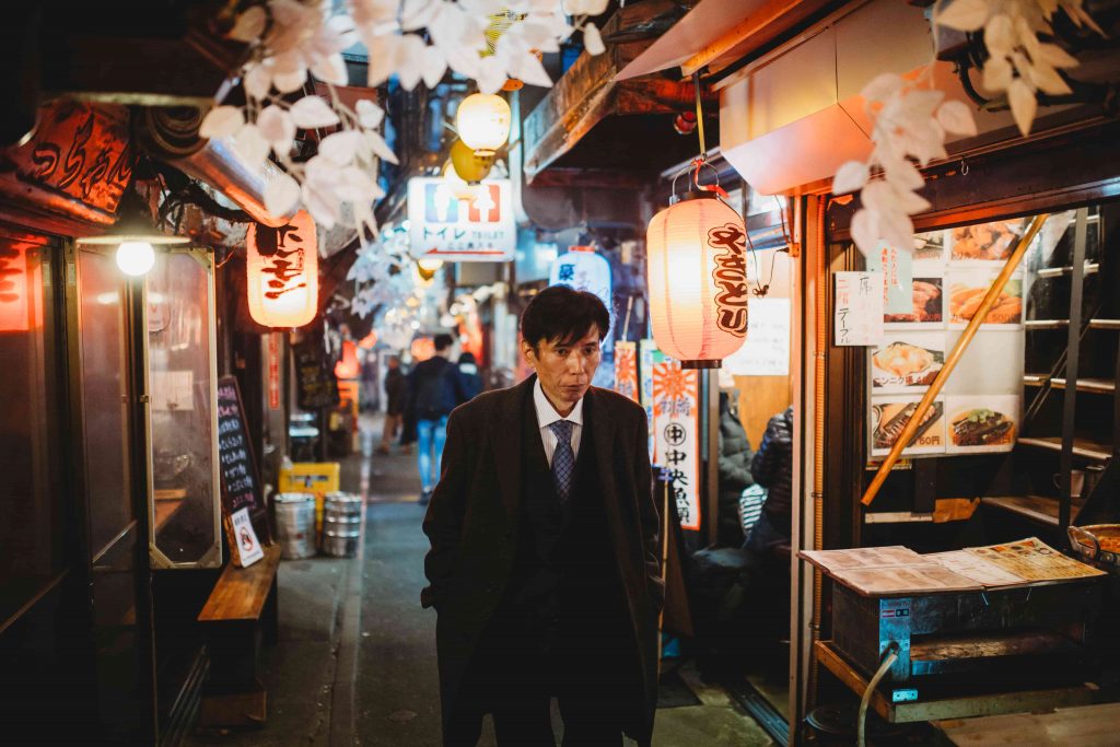 japonsky muz v japonskej ulicke