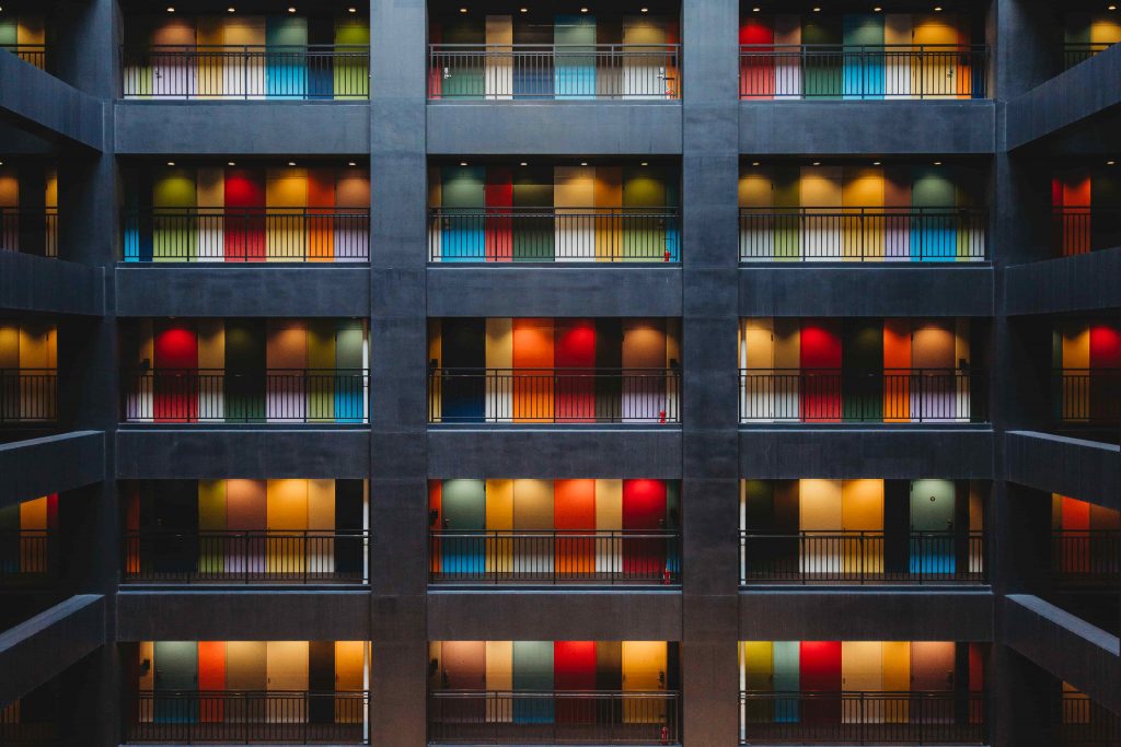 farebny vnutroblok japonskej budovy v tokyu