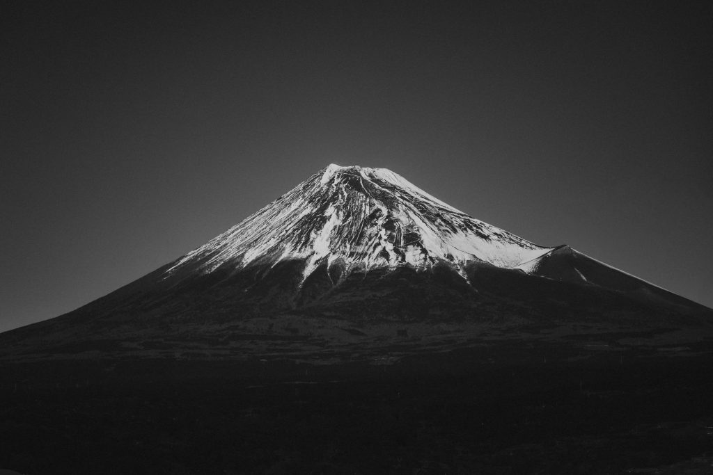 Minimalisticka ciernobiela fotka hory fuji