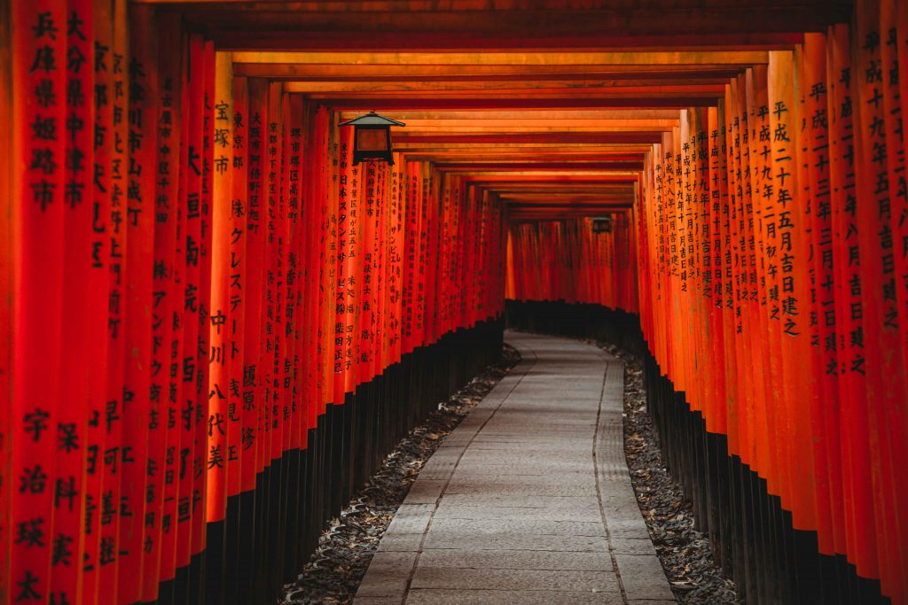oranzova cesta veduca cez typicke kyoto oranzove brany