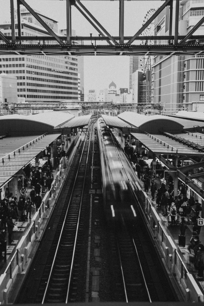 ciernobiela fotografia metro stanice v Osake s hybajucim sa vlakom