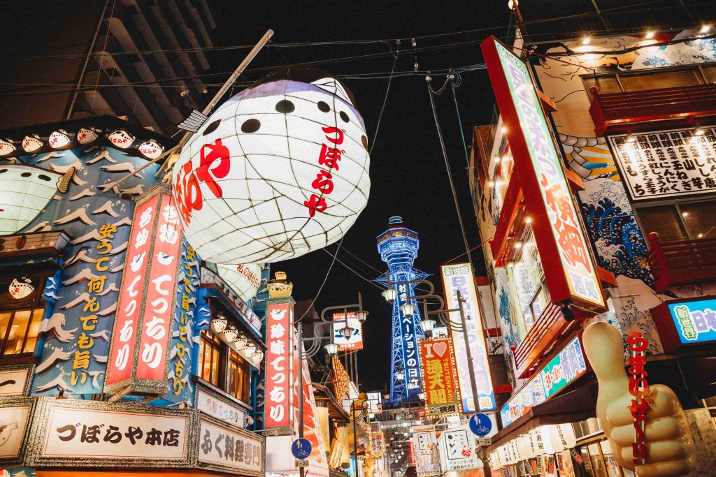fotka z mesta Osaka v japonsku s typickou obchodnou ulicou a jej neonmi