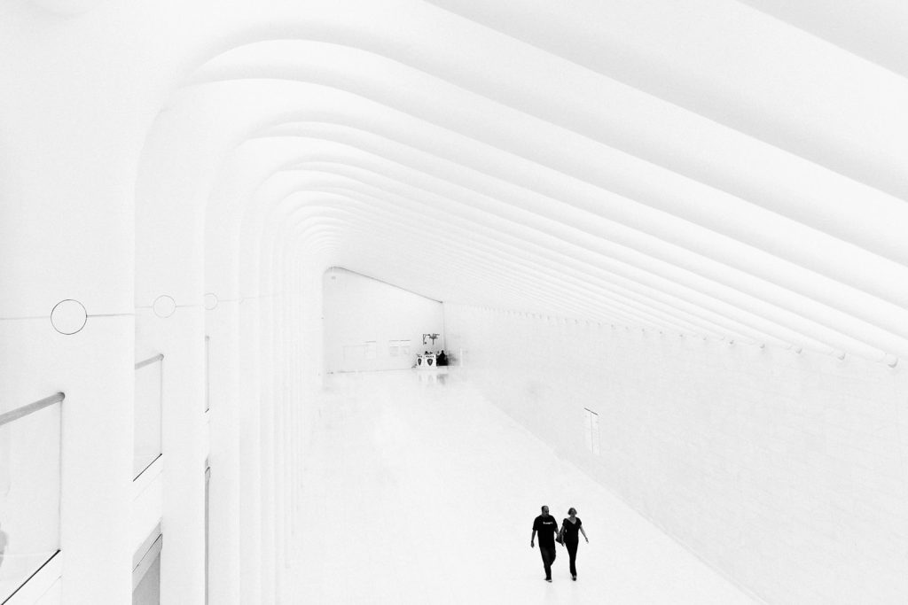 minimalsiticka ciernobiela fotka new yorskej architektury s parom