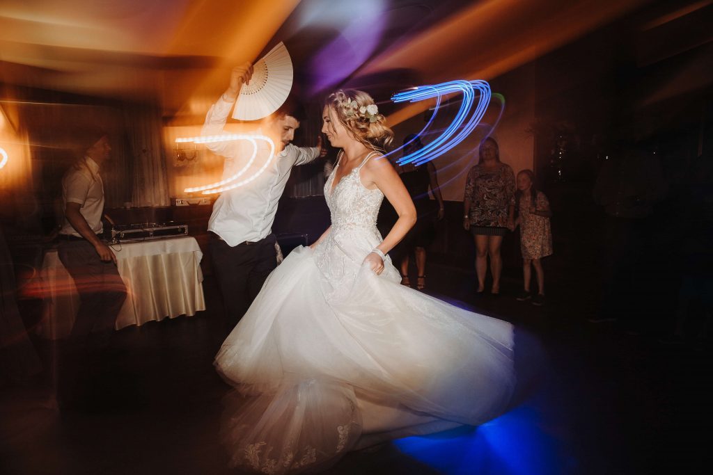 svadobna nevesta odfotena pocas svadobnej hostiny a svadobneho tanca dynamicka fotografia dlha uzavierka kosice svadobny fotograf vychod