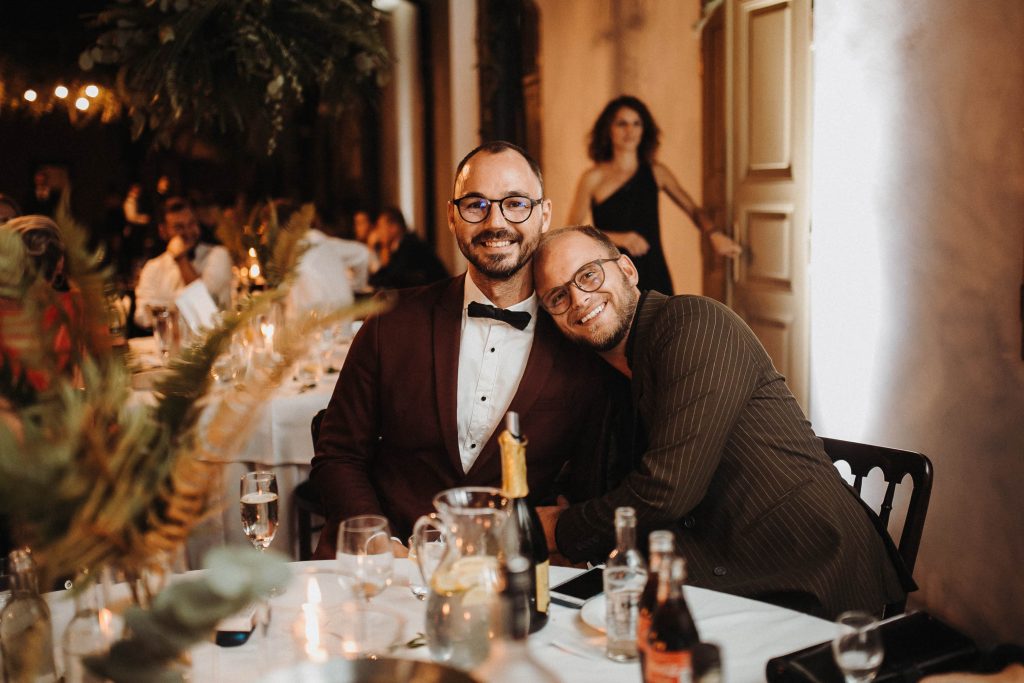 svadobny par odfoteny na svadobne hostine v kaviarni slavia v kosiciach