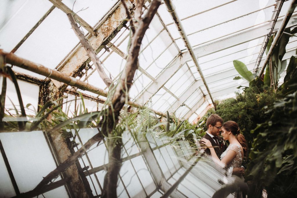 kreativny svadobny portret svadobneho paru odfoteny urban stylom v botanickej zahrade v kosiciach