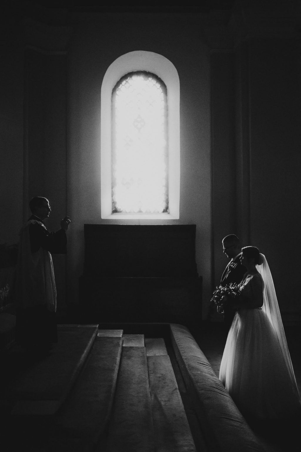 ciernobiela atmosfericka kreativna fotografia svadobneho paru pocas obradu v kostole v presove