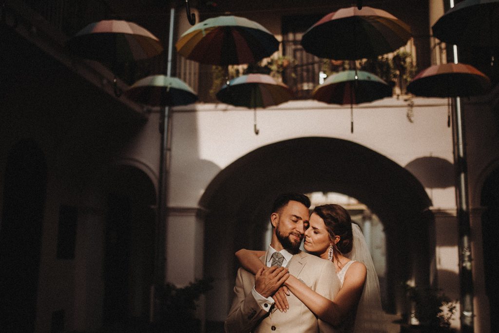 kreativna svadobna fotografia svadobneho paru v kosiciach pod dazdnikmi s poslednymi lucami slnka