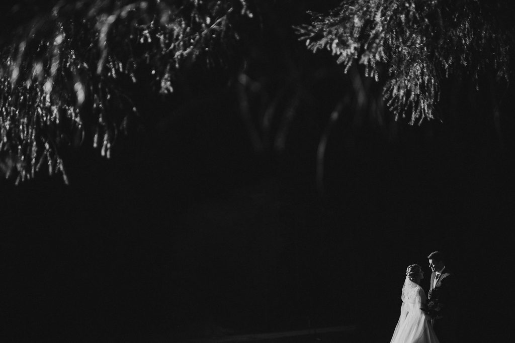 minimalisticky svadobny ciernobiely portret mladomanzelov v prirode
