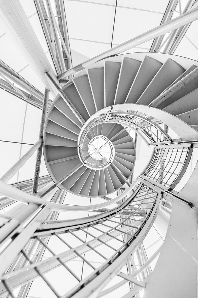 ciernobiela fotka schodiska architektura spirala