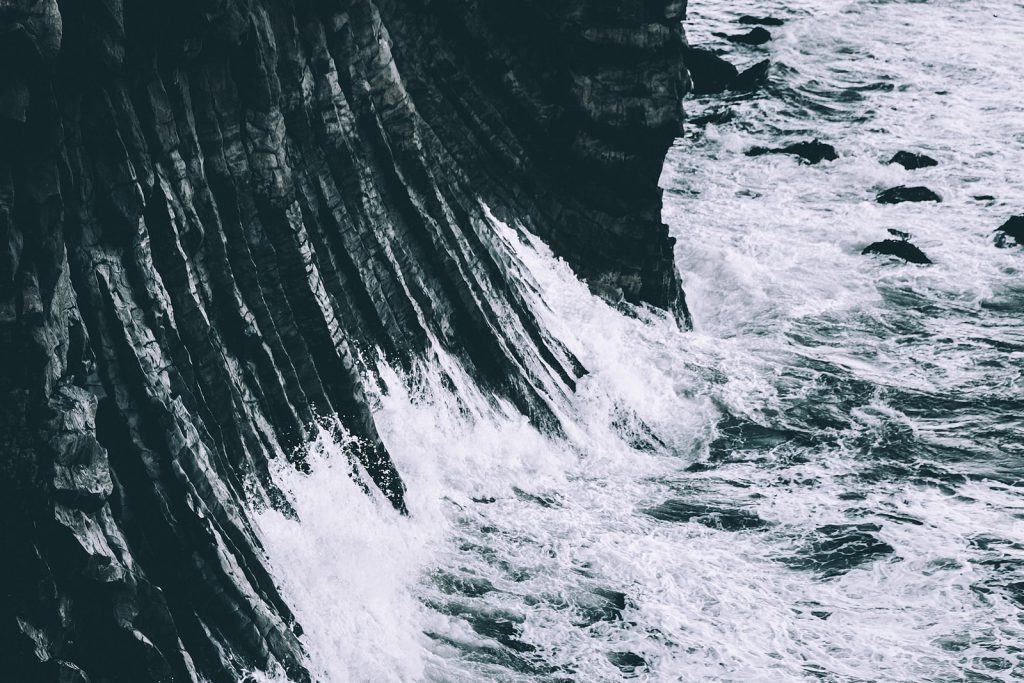 ciernobiela fotka islandskych utesov a mora