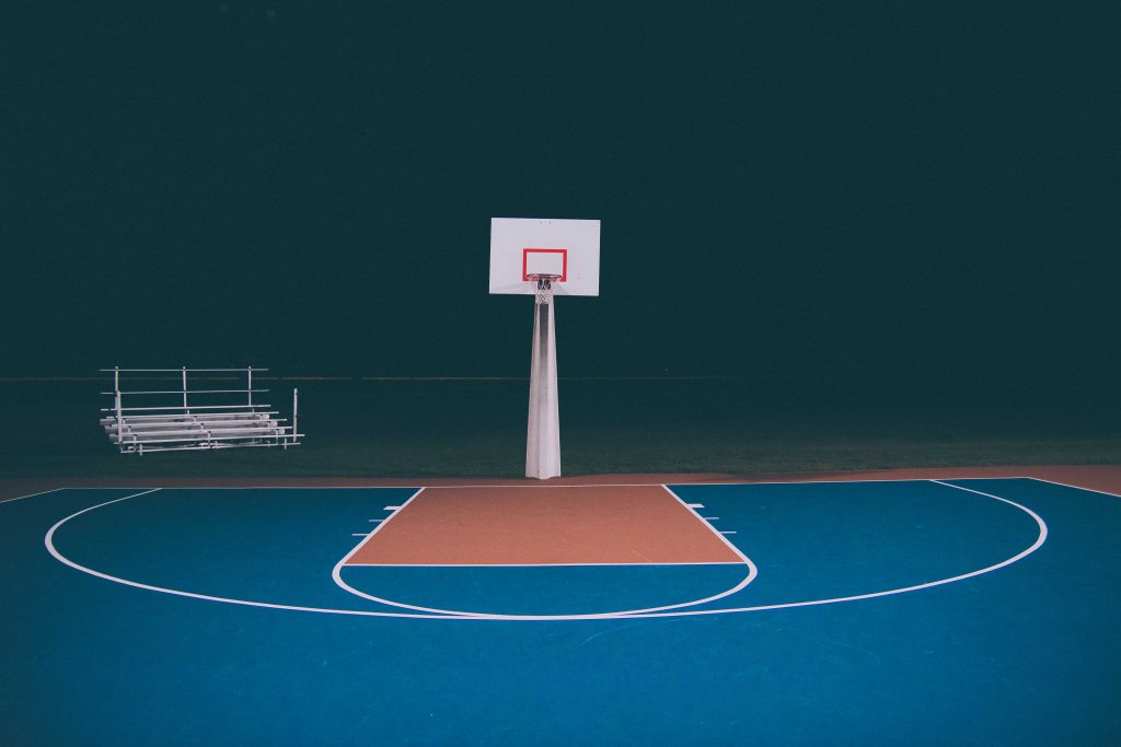 minimalisticka fotka basketbaloveho kosu v usa