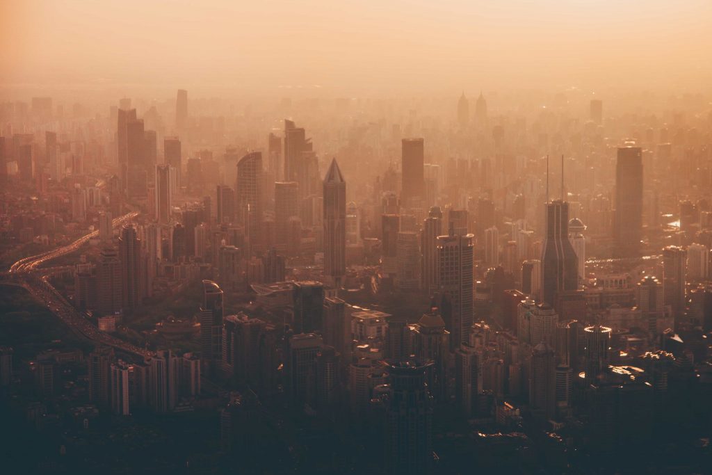 atmosfericka fotka shanghai zahaleny v smogu hmle