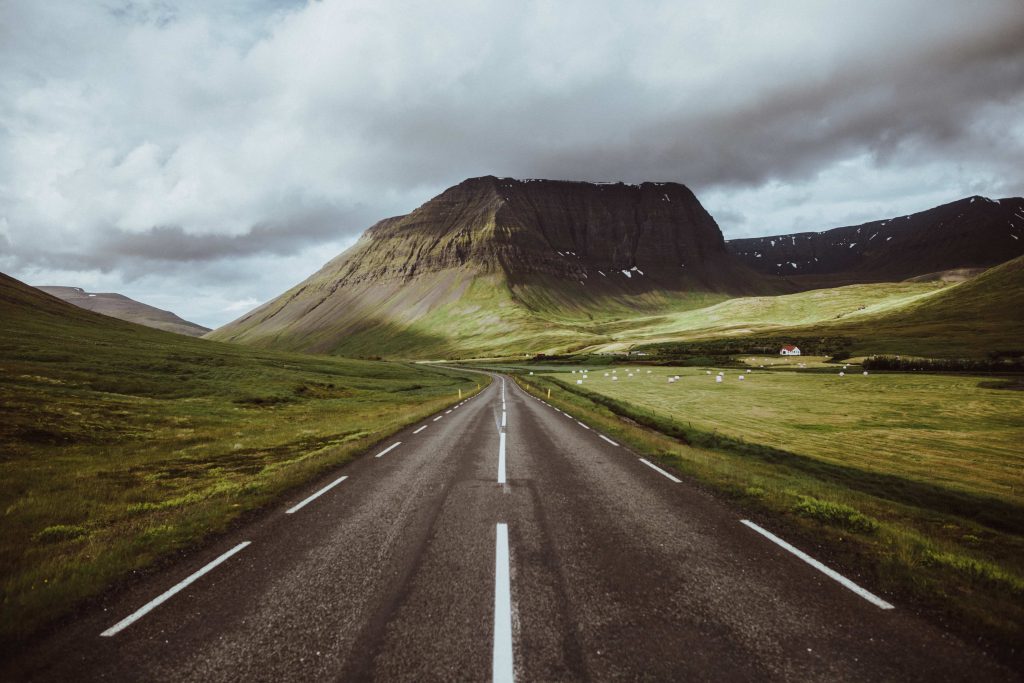 fotka islandskej cesty v pozadi s islandskou horou