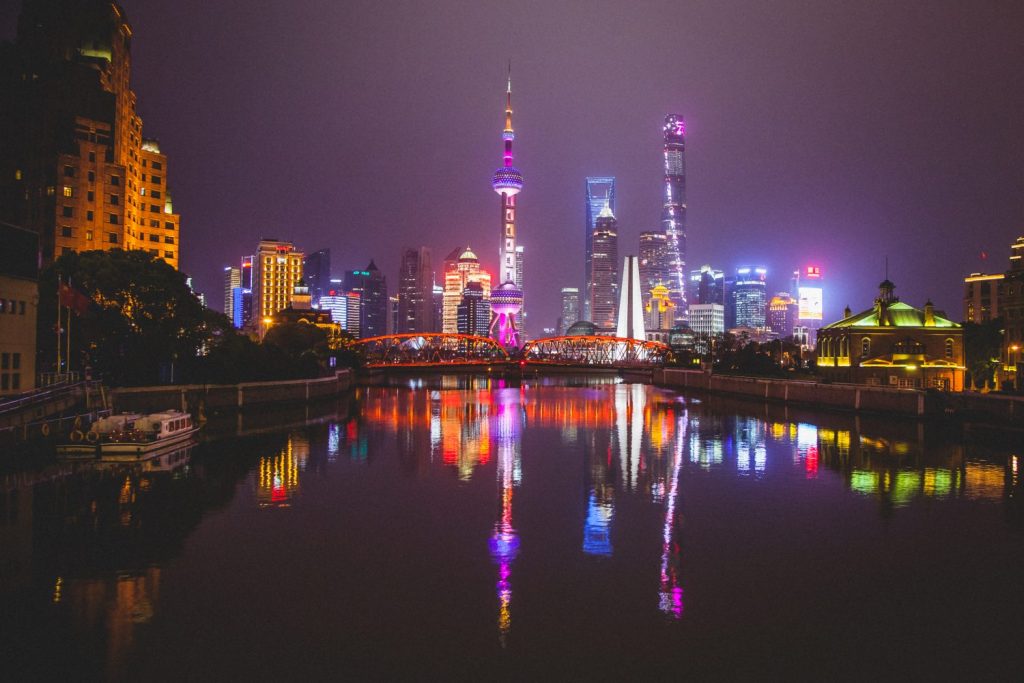 cyberpunk farebna fotka shanghai skyline s odrazom vo vode