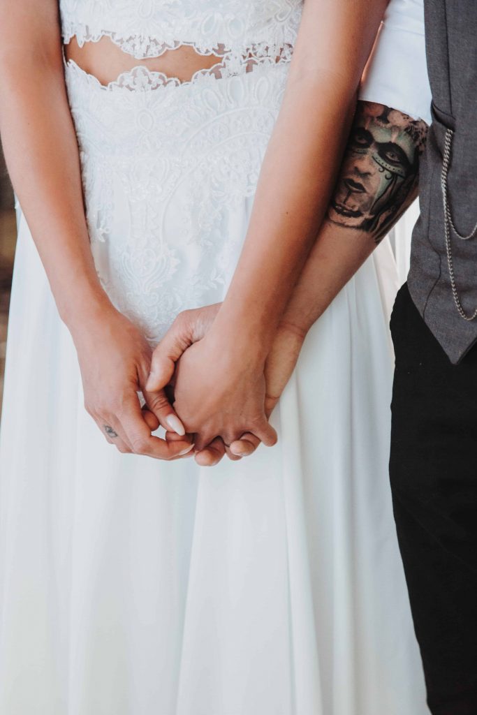 fotografia ruk s tetovanim pocas svadobneho obradu tetovanie fotografia kosice svadba vychod fotograf