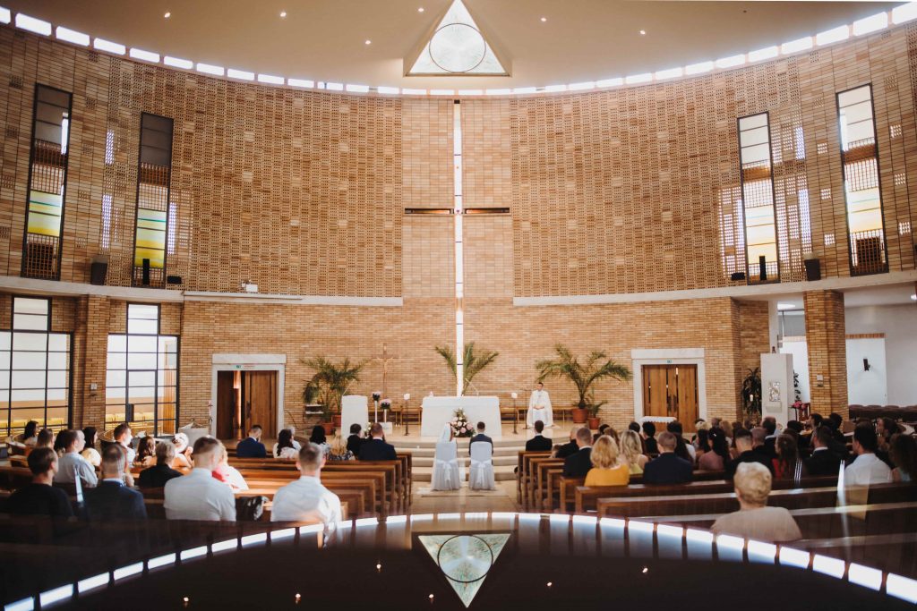 svadobna fotografia kostola s odrazom o mobil svadobny celok