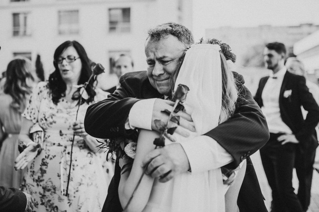 fotografia hrdeho otca gratulujcej neveste emocie plac slzy svadba kosice vychod