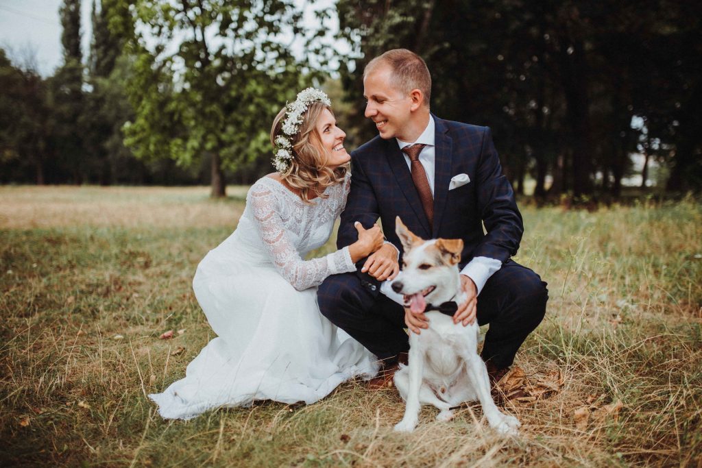 svadobna fotografia svadobneho paru odfoteneho so psom urban kosice svadobny fotograf vychod