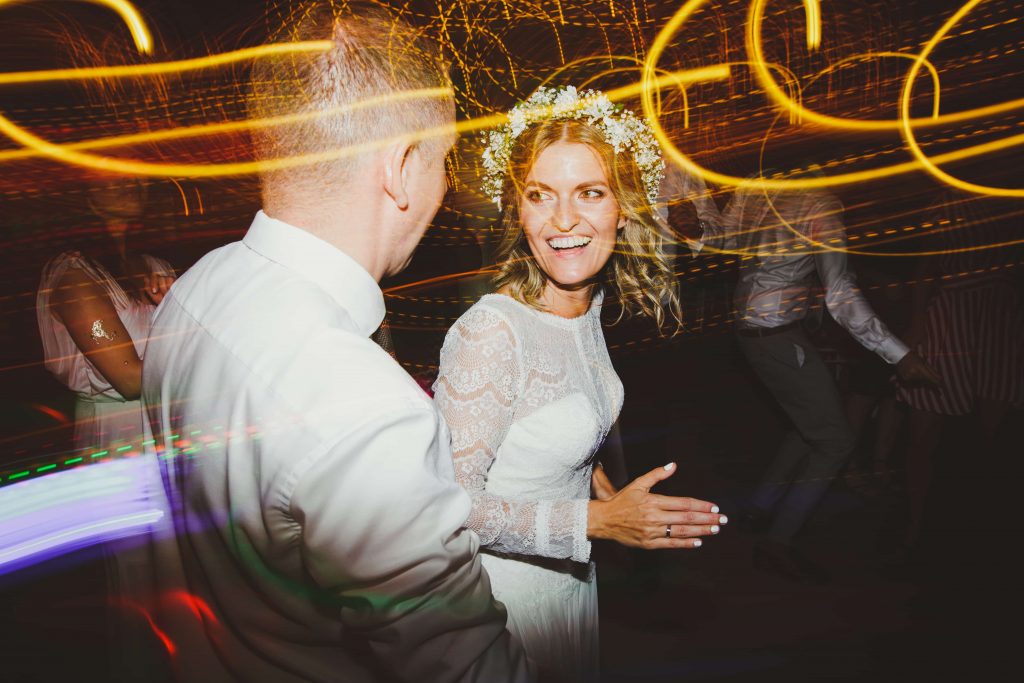 usmievajuca nevesta tancuje na svadobnej hostine fotografia odfotena long shutter metodou