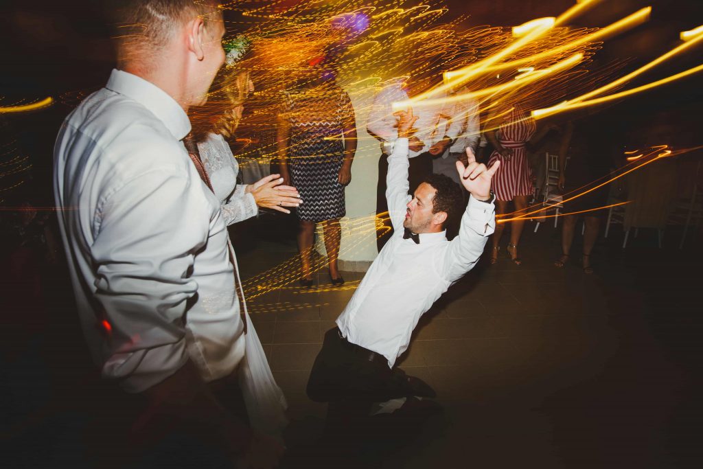 svadobny host tancuje na svadbe dynamicka fotografia