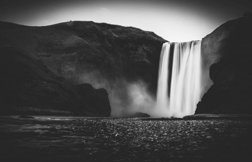 umelecka ciernobiela fotka na islandsky vodopad skogafoss fotena metodou dlhej uzavierky