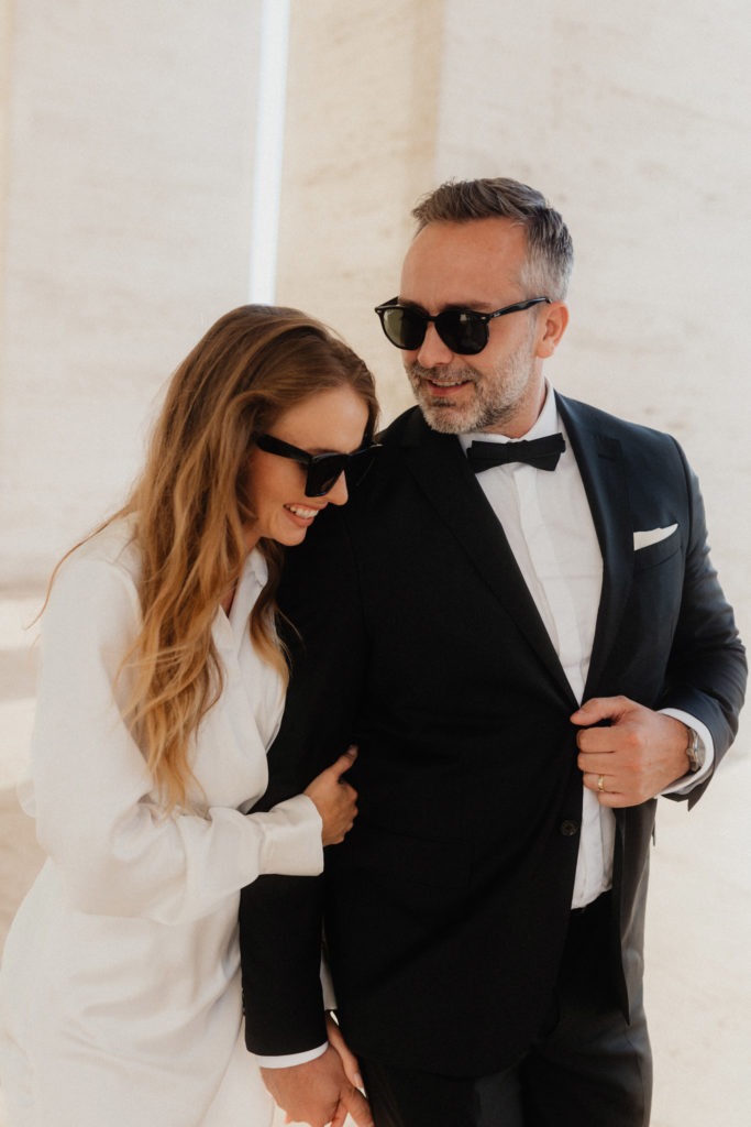 Modern wedding couple smiling in sunglasses